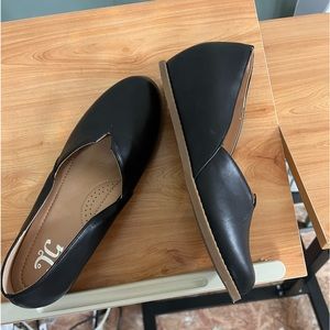 Women's size 8 black hidden wedge shoe. Black.